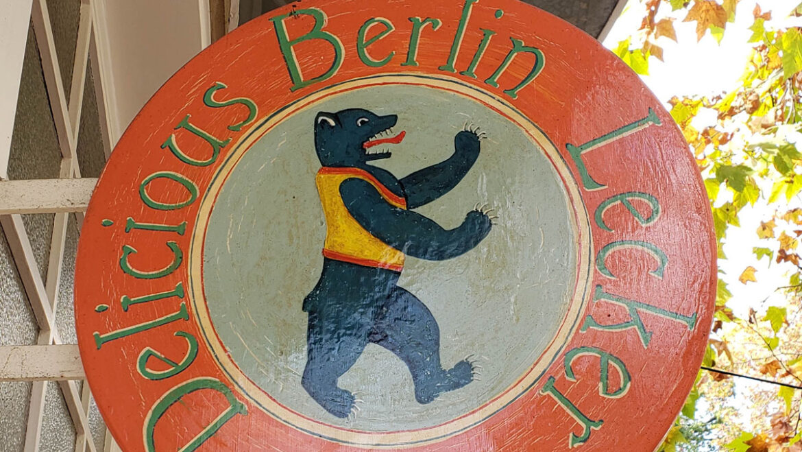 Berlin Lecker sign