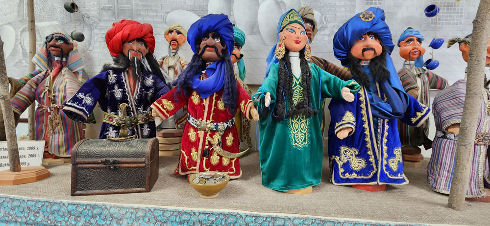 Puppets representing Uzbekistan's rich history