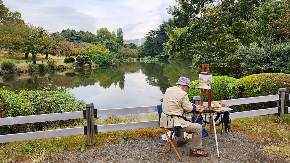 Painter in Shinjuku Gyoen National Garden, Tokyo.